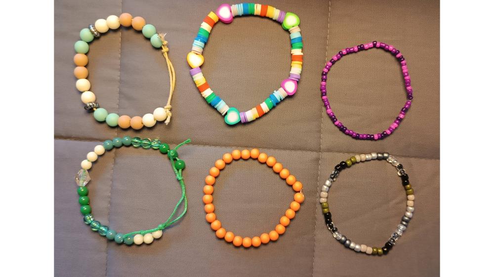 Zelfgemaakte kralenarmbandjes – Kies in de live